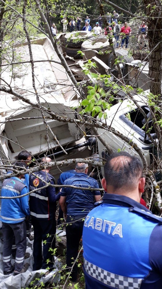 Hafriyat Kamyonu Uçuruma Yuvarladı: 1 Ölü