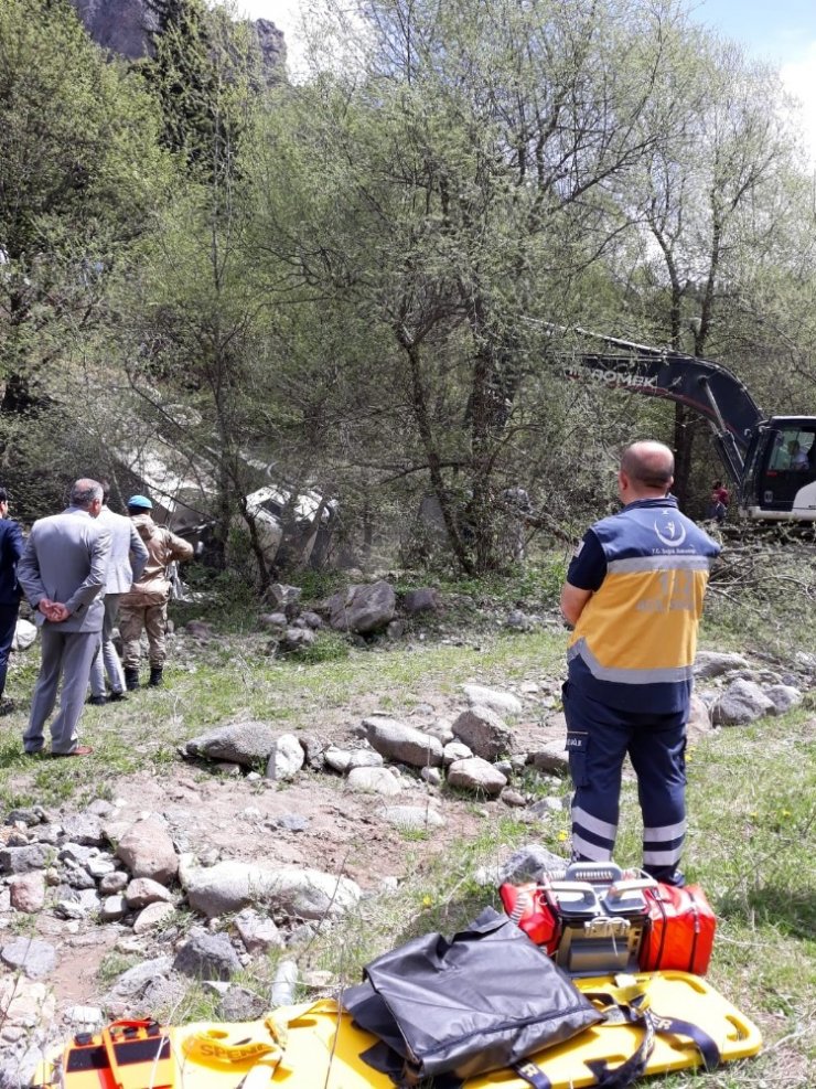 Hafriyat Kamyonu Uçuruma Yuvarladı: 1 Ölü