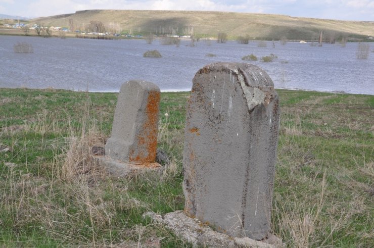 Kars’ta Rus Anıt Mezarlar Ortaya Çıktı