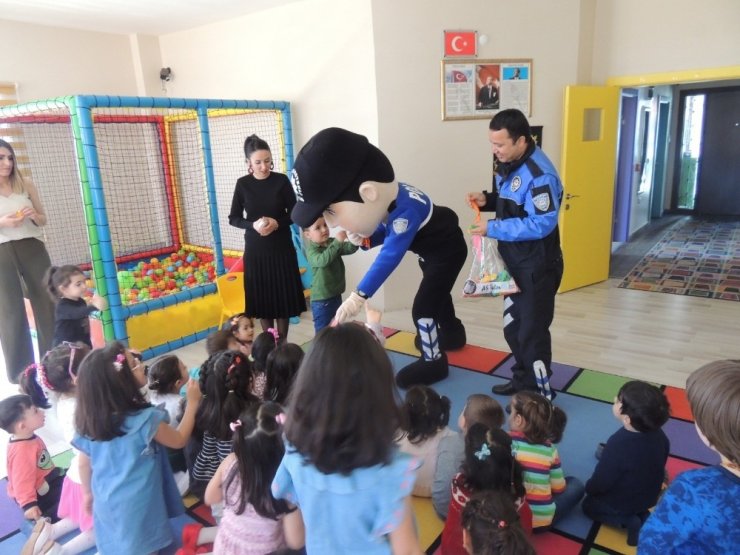 Polis 'Anaokulu Öğrencileri'ni Bilgilendirdi