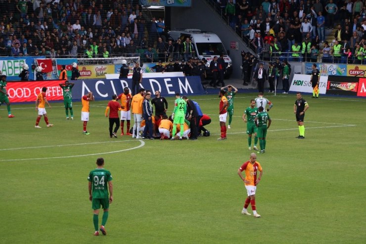 Emre Akbaba’nın Bileği Kırıldı