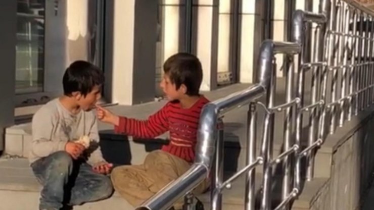 Sarıkamış’ta Çocukların Yemek Paylaşımı