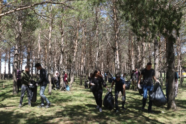 Öğrenciler 'Tren İstasyonu'nu Temizledi