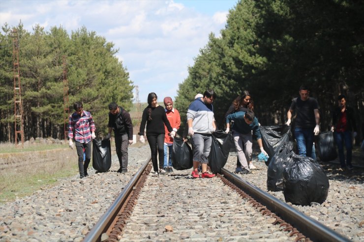 Öğrenciler 'Tren İstasyonu'nu Temizledi