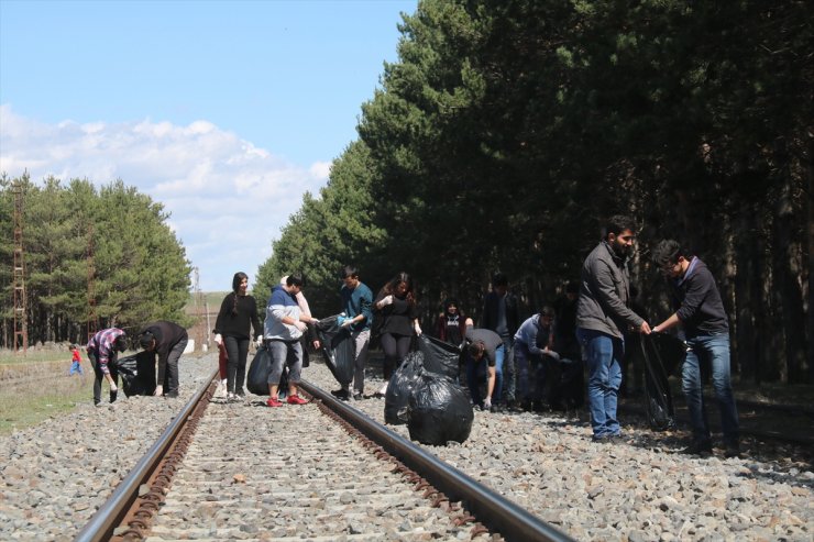 Öğrenciler 'Tren İstasyonu'nu Temizledi