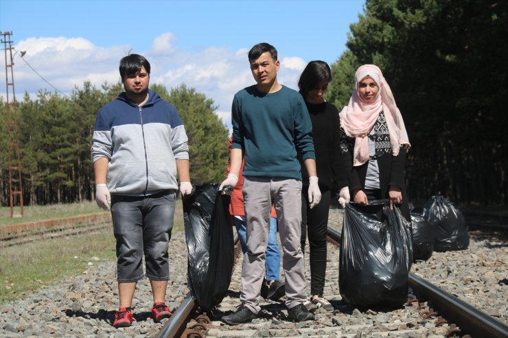 Öğrenciler 'Tren İstasyonu'nu Temizledi