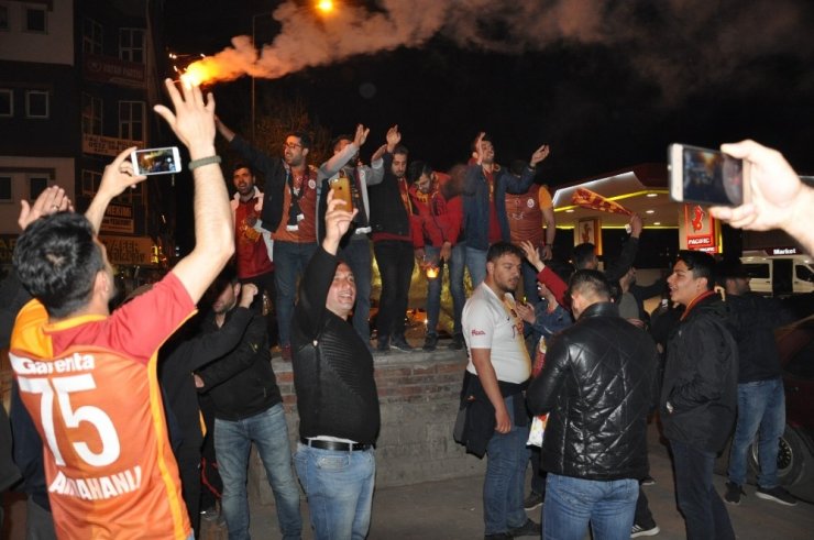 Kars’ta Galatasaraylılar Sokaklara Döküldü