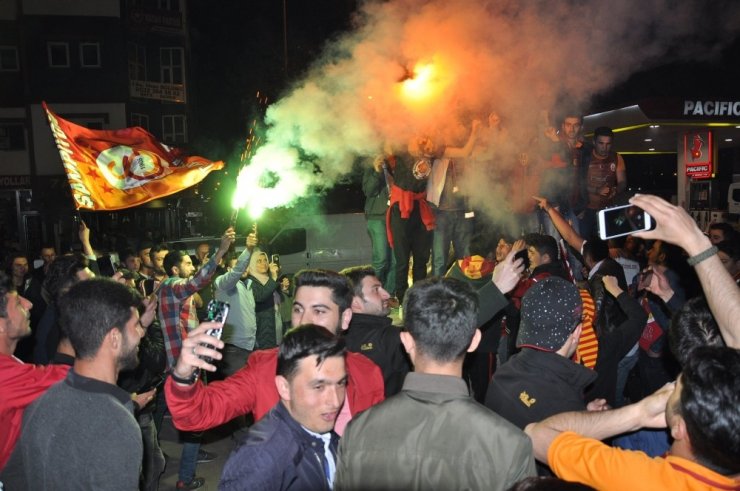 Kars’ta Galatasaraylılar Sokaklara Döküldü