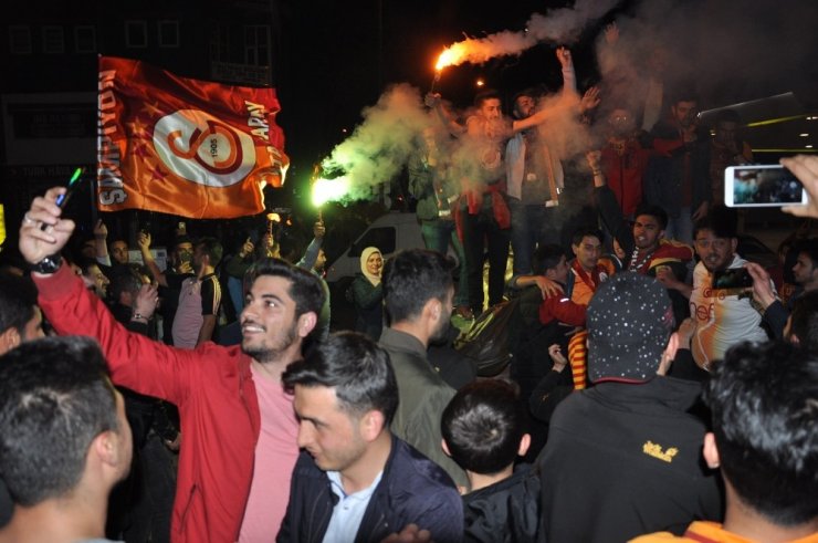 Kars’ta Galatasaraylılar Sokaklara Döküldü