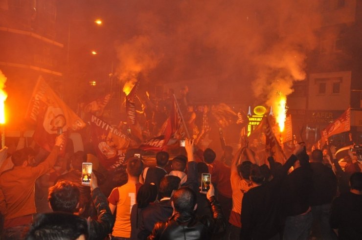 Kars’ta Galatasaraylılar Sokaklara Döküldü