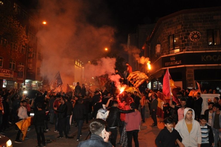 Kars’ta Galatasaraylılar Sokaklara Döküldü