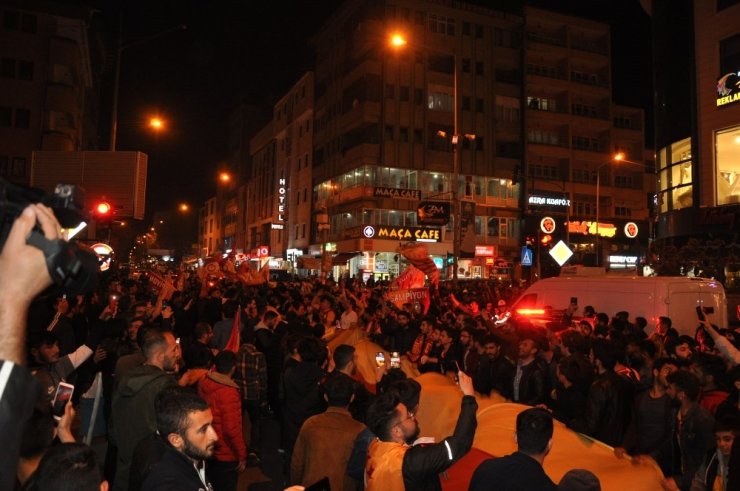 Kars’ta Galatasaraylılar Sokaklara Döküldü