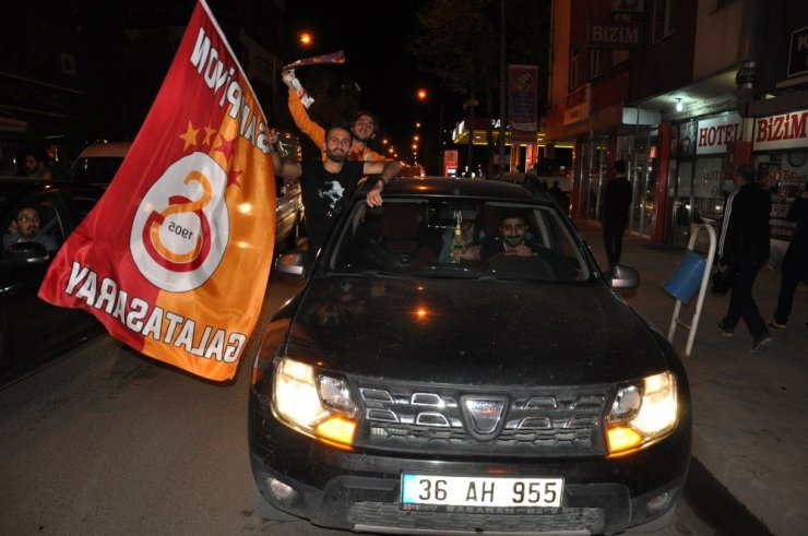 Kars’ta Galatasaraylılar Sokaklara Döküldü