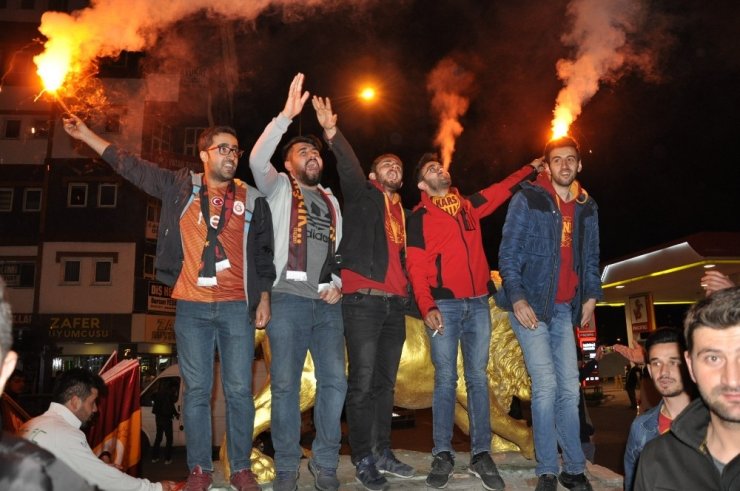 Kars’ta Galatasaraylılar Sokaklara Döküldü