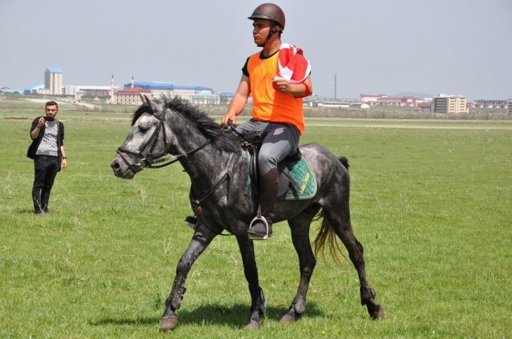 KAÜ’de ‘At Yarışları’ Yapıldı
