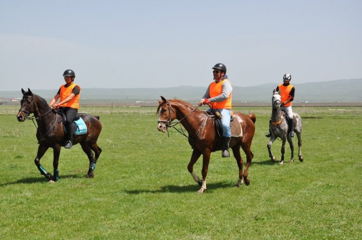 KAÜ’de ‘At Yarışları’ Yapıldı