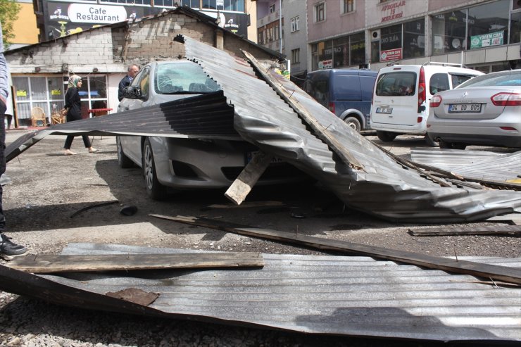 Ağrı'da Şiddetli Fırtına Çatıları Uçurdu