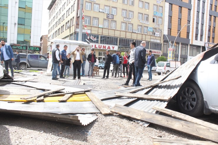 Ağrı'da Şiddetli Fırtına Çatıları Uçurdu