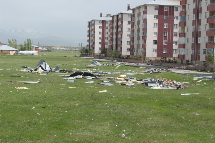 Ağrı'da Şiddetli Fırtına Çatıları Uçurdu