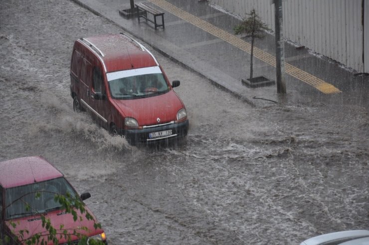 Kars’ta Sağanak Yağmur Caddeleri Göle Çevirdi