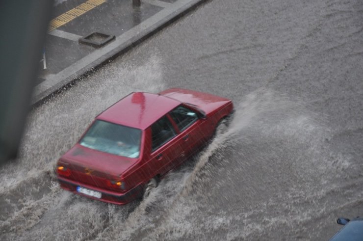 Kars’ta Sağanak Yağmur Caddeleri Göle Çevirdi