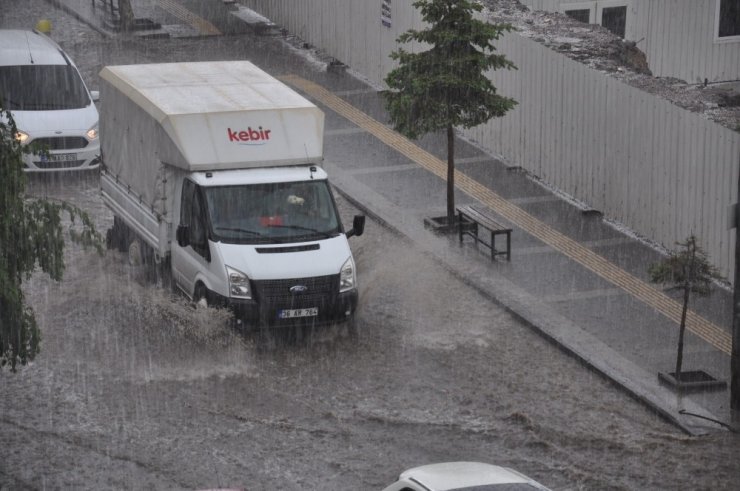 Kars’ta Sağanak Yağmur Caddeleri Göle Çevirdi