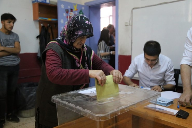 Yusufeli’nde Oy Kullanma İşlemi Başladı
