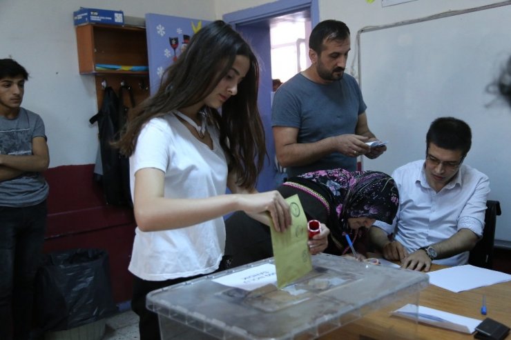 Yusufeli’nde Oy Kullanma İşlemi Başladı