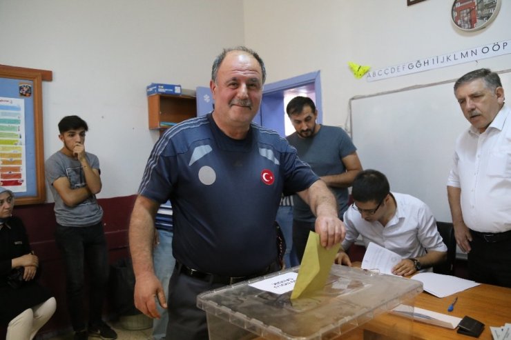 Yusufeli’nde Oy Kullanma İşlemi Başladı