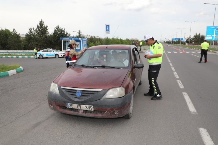 Kars Valisi 'Trafik Denetimi'ne Katıldı