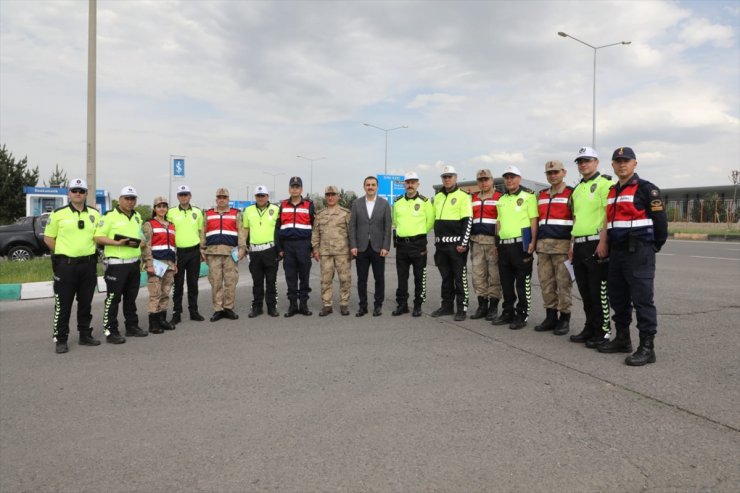 Kars Valisi 'Trafik Denetimi'ne Katıldı