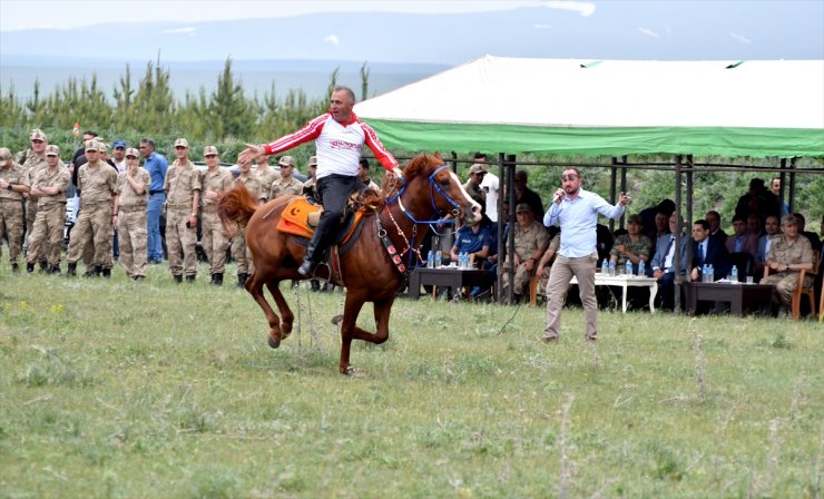 Jandarmaya Ciritli Kutlama