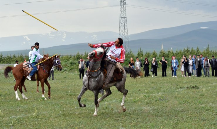 Jandarmaya Ciritli Kutlama