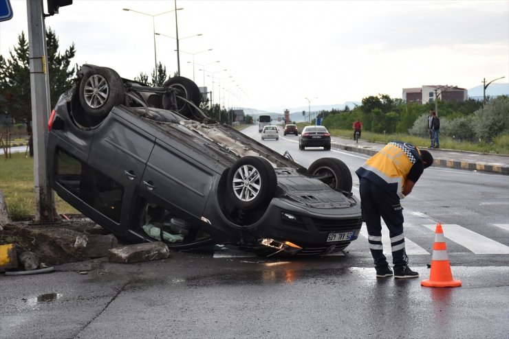 Kamyonetle Otomobil Çarpıştı: 1 Yaralı