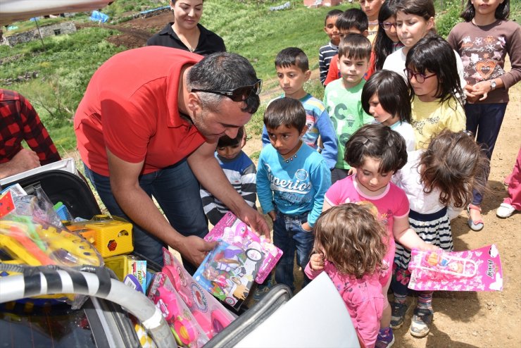 Çocukların Yüzünü Güldürüyorlar