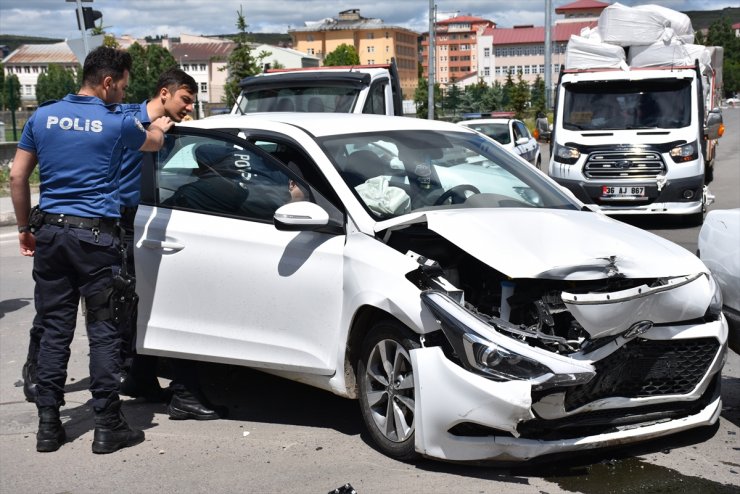 Kars'ta İki Otomobil Çarpıştı: 4 Yaralı