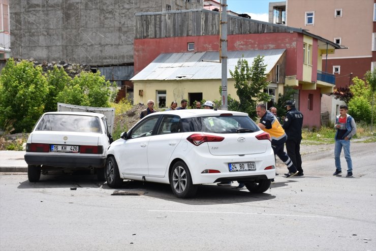 Kars'ta İki Otomobil Çarpıştı: 4 Yaralı