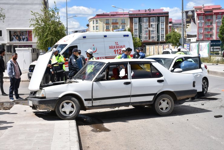 Kars'ta İki Otomobil Çarpıştı: 4 Yaralı