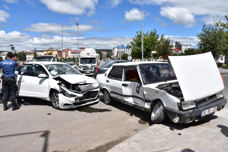 Kars'ta İki Otomobil Çarpıştı: 4 Yaralı