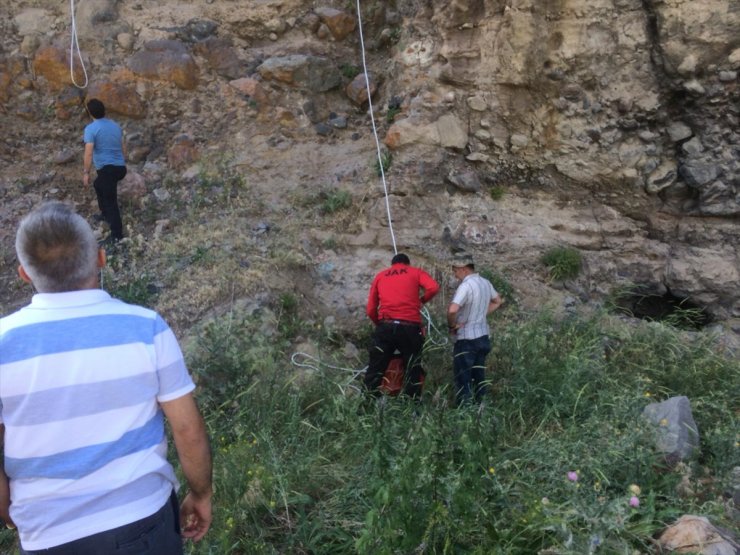 Kayalıklardaki Mahsur Kalan Çocuk Kurtarıldı