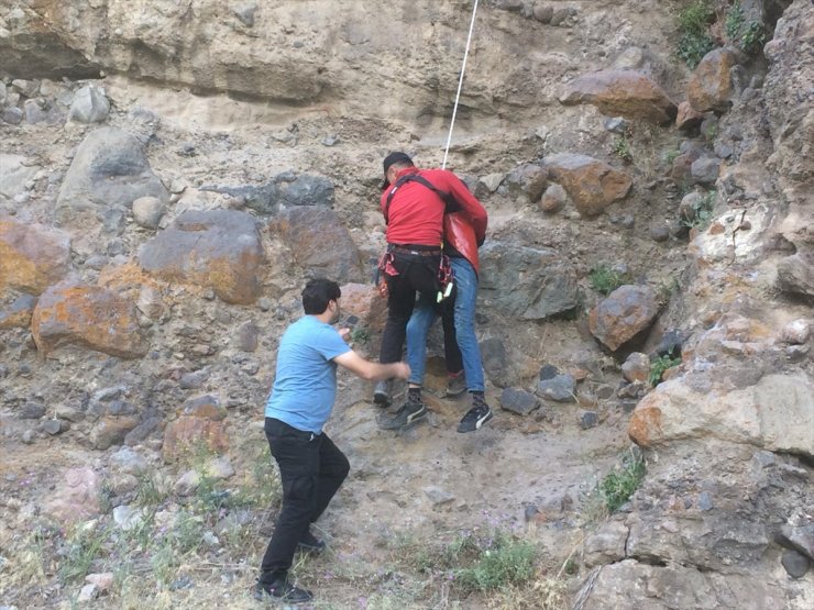 Kayalıklardaki Mahsur Kalan Çocuk Kurtarıldı