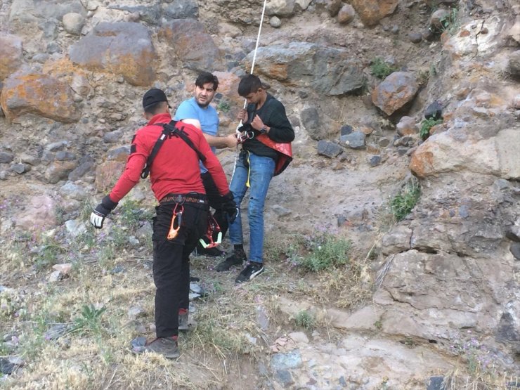 Kayalıklardaki Mahsur Kalan Çocuk Kurtarıldı