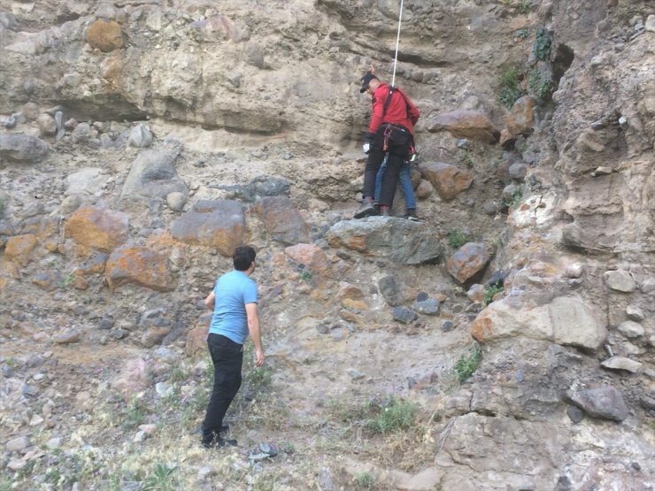 Kayalıklardaki Mahsur Kalan Çocuk Kurtarıldı