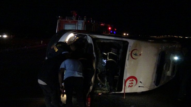 Kars'ta Ambulans Kazası: 3 Yaralı