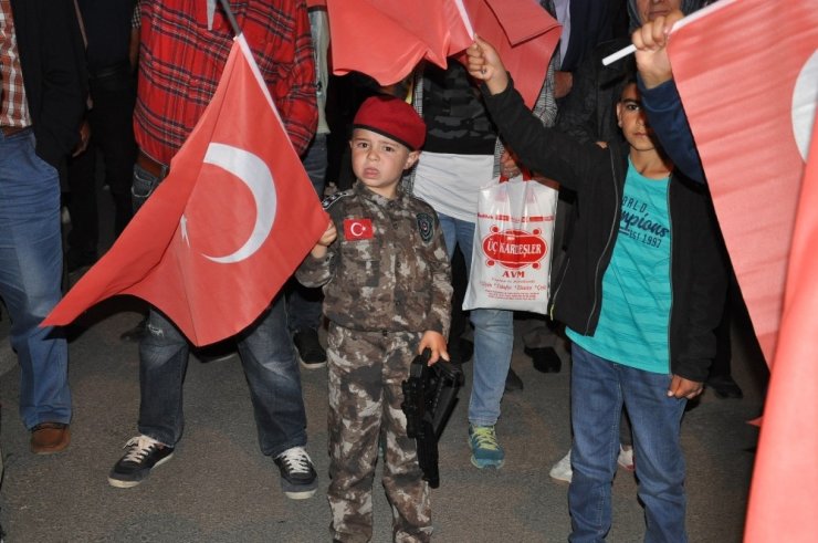 Karslılar 15 Temmuz’un 3. Yıl Dönümünde Sokaklara Döküldü