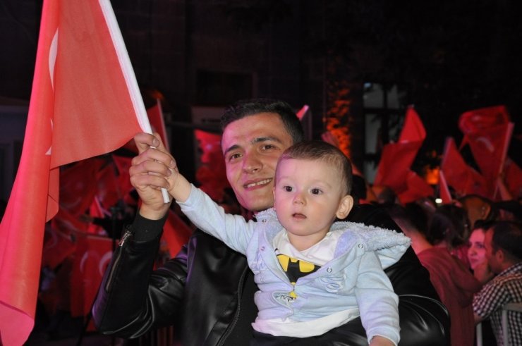 Karslılar 15 Temmuz’un 3. Yıl Dönümünde Sokaklara Döküldü