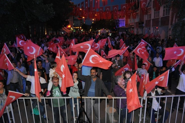 Karslılar 15 Temmuz’un 3. Yıl Dönümünde Sokaklara Döküldü