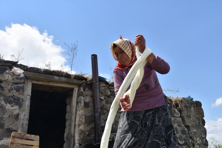 Kars'ın Yaylalarından 'Çeçil Peyniri'