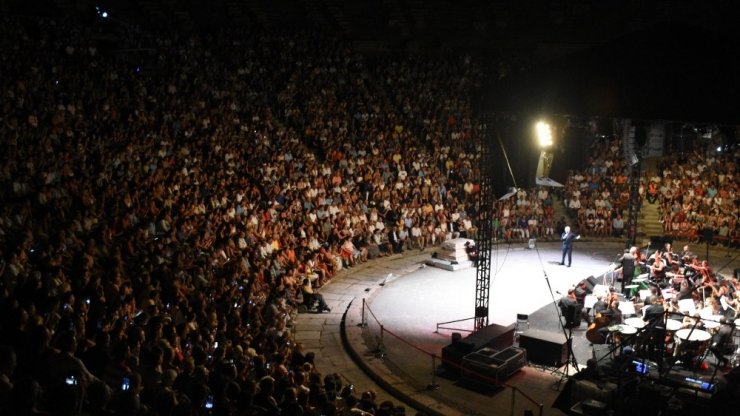 Zülfü Livaneli Konserine Ünlüler Akın Etti