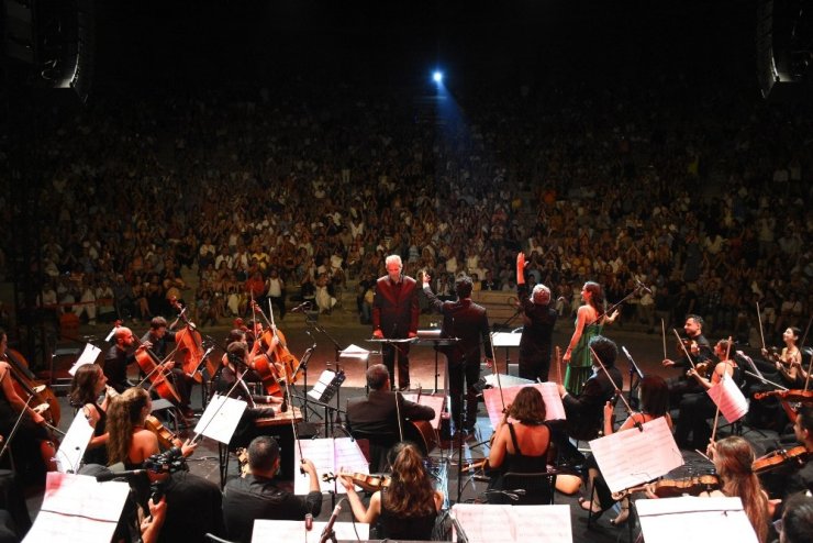 Zülfü Livaneli Konserine Ünlüler Akın Etti